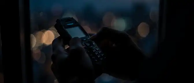 Возврат к истокам: почему россияне массово переходят на звонки и SMS в эпоху интернет-сбоев