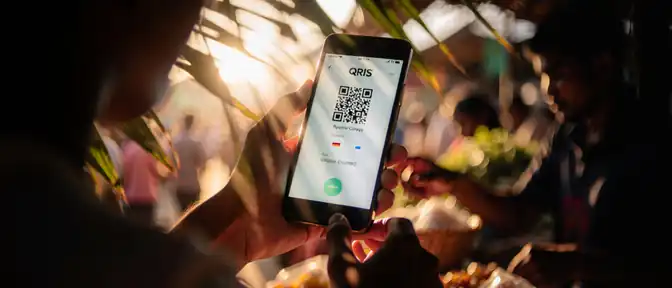 Рупии в смартфоне: «Сбер» расширяет географию QR-платежей, подключая Индонезию