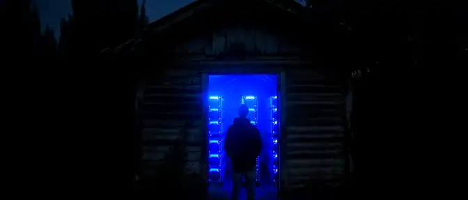 Сюрприз в заброшенном саду: тюменская дачница обнаружила под крышей майнинговое оборудование